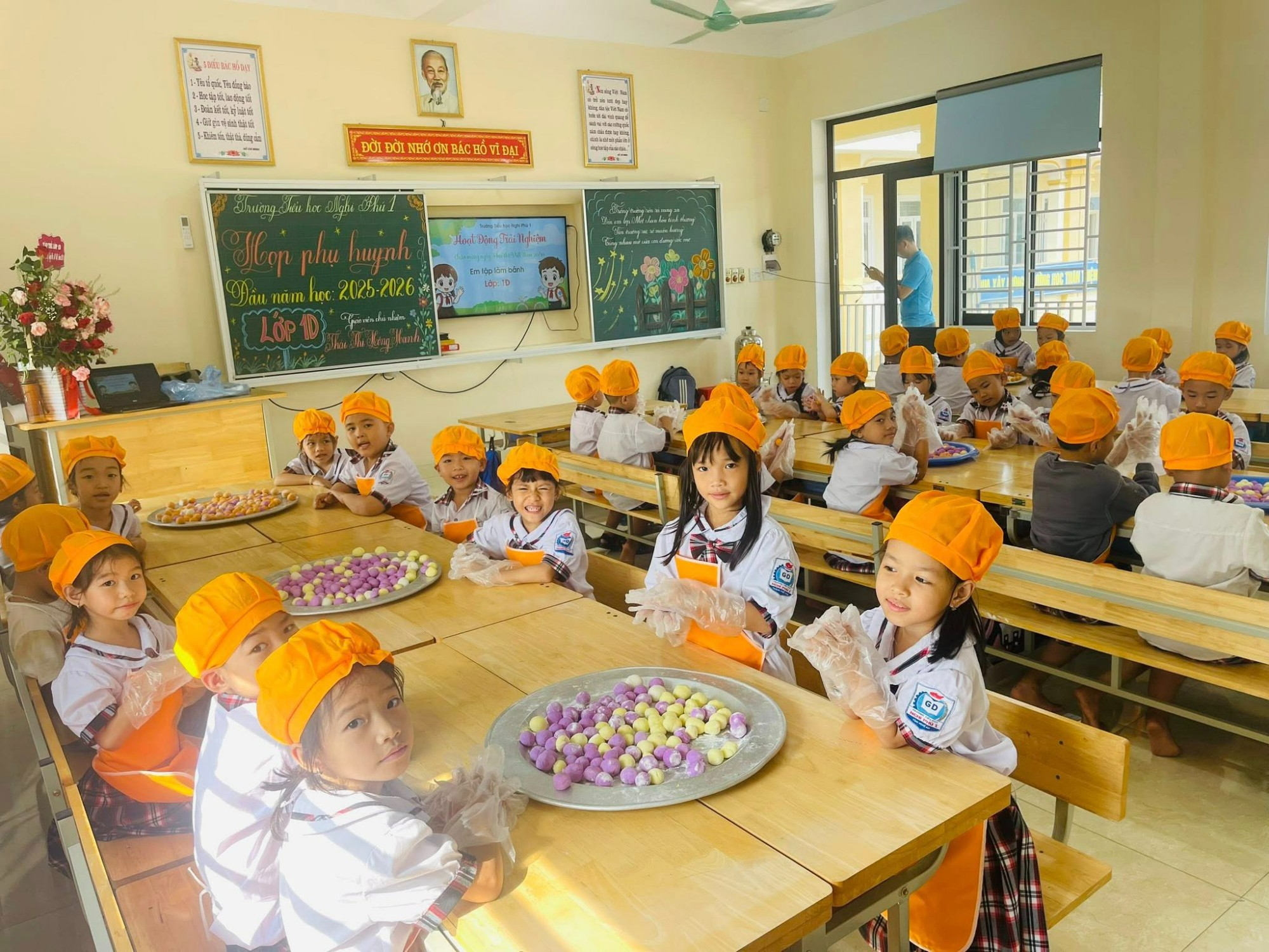 HOẠT ĐỘNG TRẢI NGHIỆM: EM TẬP LÀM BÁNH TRÔI NƯỚC NGŨ SẮC